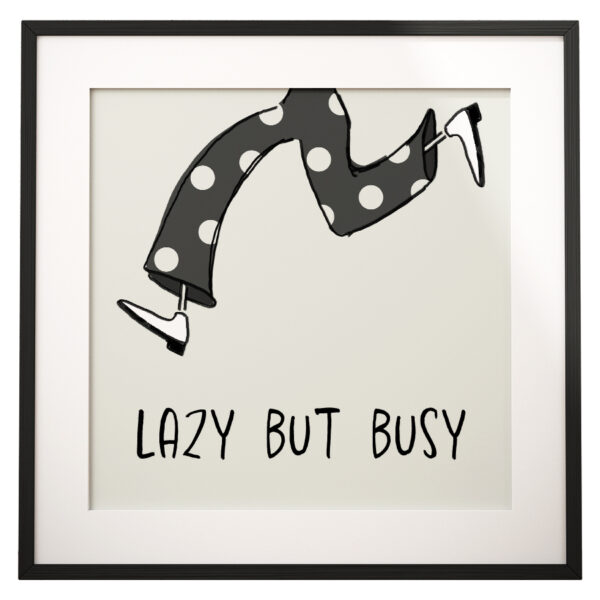 Ten czarno-biały plakat to rysunek biegnących nóg, nad napisem “Lazy but busy”. Nierówna kreska, komiksowy styl.